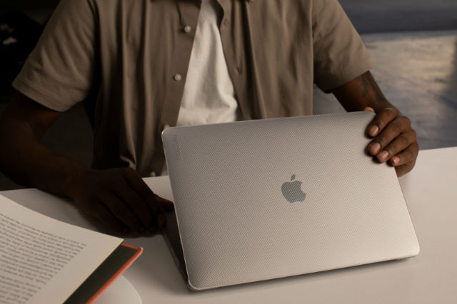 Carcasa rígida de Incase para nuevo MacBook Pro 16"