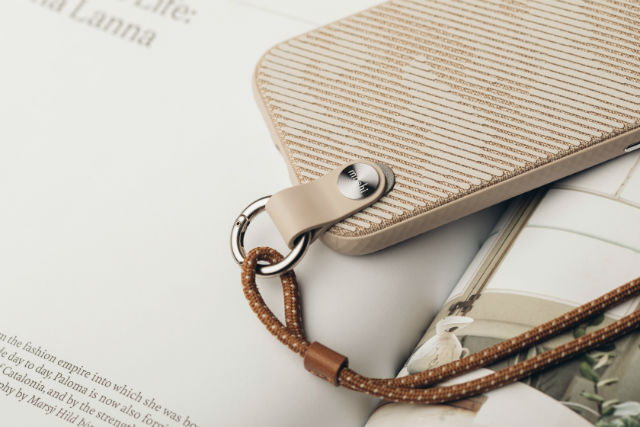 Moshi Altra es una funda con patrón texturizado para iPhone 12 Mini y correa desenganchable