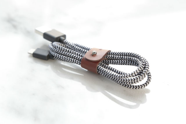 Cable carga Lightning de Native Union Belt 1,2 metros color zebra