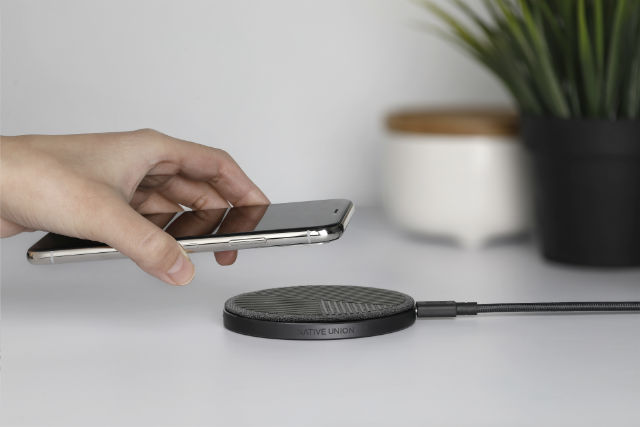 Cargador inalámbrico Drop Wireless en color negro de Native Union para iPhone