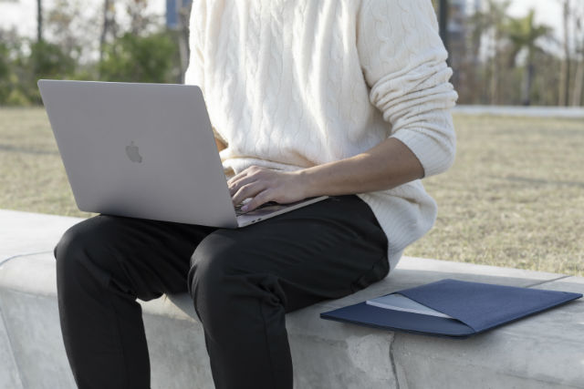 Native Union Stow funda slim para MacBook Pro 16" con bolsillo exterior en azul indigo