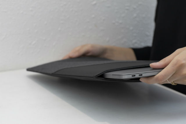 Native Union Stow funda slim para MacBook Pro 16" con bolsillo exterior