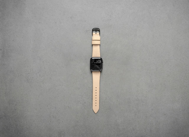 Correa de piel Nomad para Apple Watch 38/40 mm con detalles en color negro.